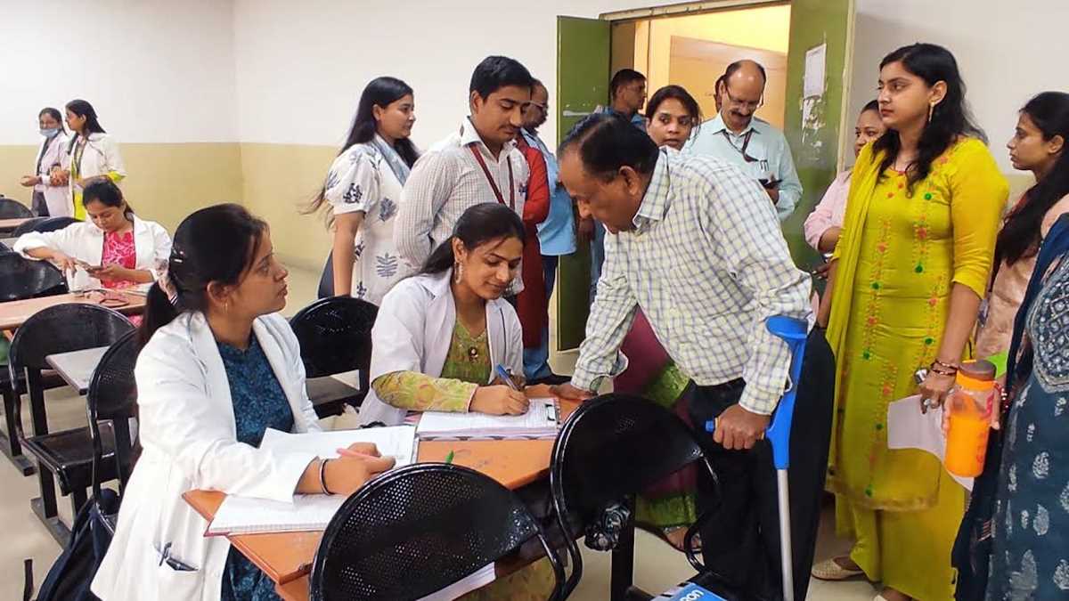 स्वास्थ्य जागरूकता शिविर में शिक्षक विद्यार्थियों की हुई जांच